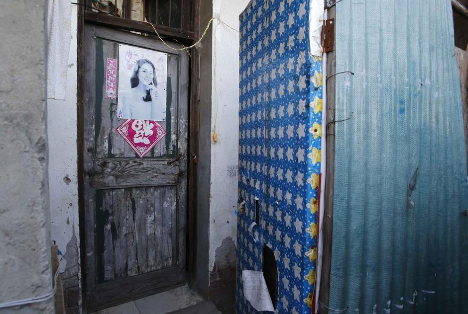 36歲的河南信陽打工者陳小龍?jiān)谶@里租了一間屋子住，2012年底開始，他偷偷在出租屋里挖地窖。