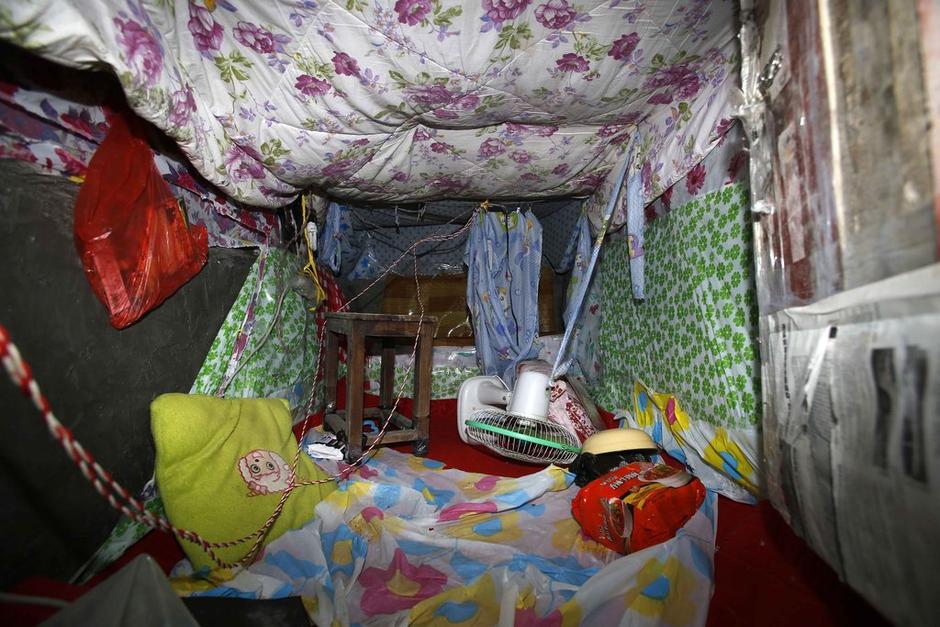 今年地窖挖成。6月12日22時(shí)左右，陳小龍?jiān)诩闻d市經(jīng)濟(jì)技術(shù)開發(fā)區(qū)(國際商務(wù)區(qū))玉都豪匯KTV門口，以拉客為由，將18歲安徽女孩郭某，用三輪電動車載到僻靜處，以水果刀、電棍威脅，將她雙手雙腳綁住，嘴巴封住。強(qiáng)行帶到出租屋地窖內(nèi)，用鎖鏈鎖住。期間，陳小龍多次強(qiáng)奸女孩。