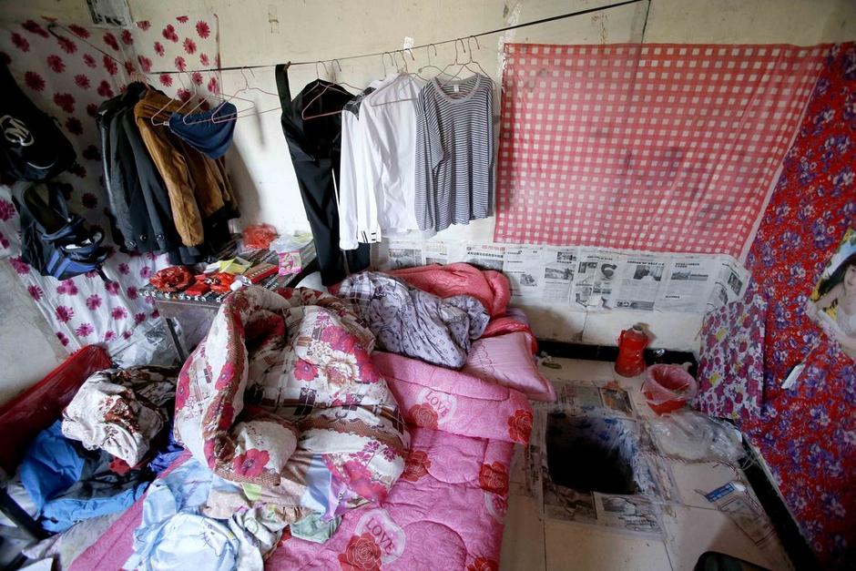 女孩利用隨身攜帶的指甲刀，一點(diǎn)點(diǎn)將身上鎖鏈磨斷，6月23日，她掙脫鎖鏈，跑到氣窗大喊救命，周圍居民聞聲報(bào)警，女孩11天的地獄經(jīng)歷才告結(jié)束。