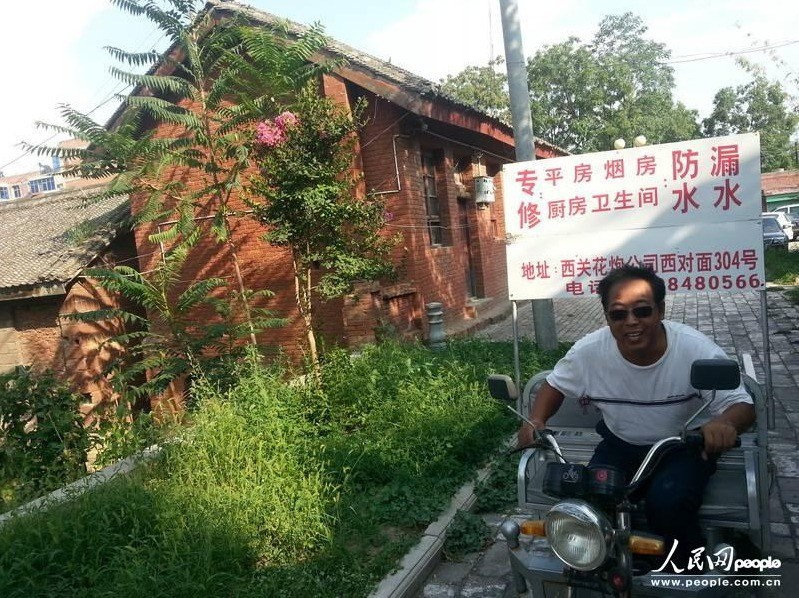 圖為縣委大院依然沒有配備專職保安，群眾可以隨意進(jìn)入。圖片來(lái)源：人民網(wǎng)