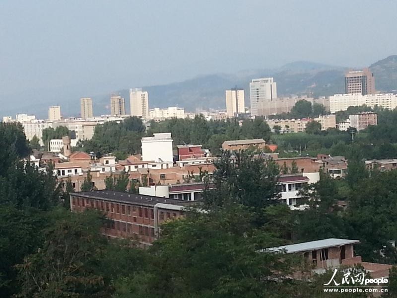 圖為盧氏縣委的土坯辦公房在高樓林立的縣城很不起眼。圖片來(lái)源：人民網(wǎng)