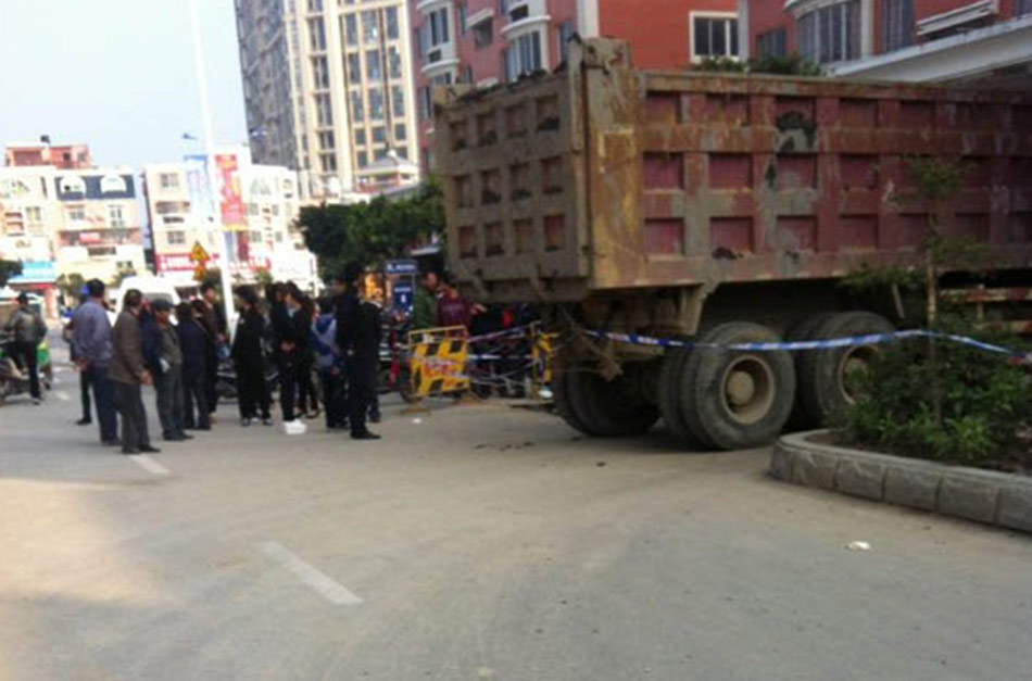 一家四口全被卷渣土車 一家四口全被卷渣土車