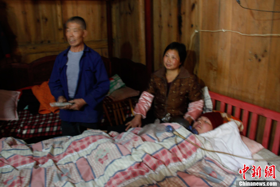 父母為癱瘓兒子自制呼吸機 手捏呼吸球5年不輟