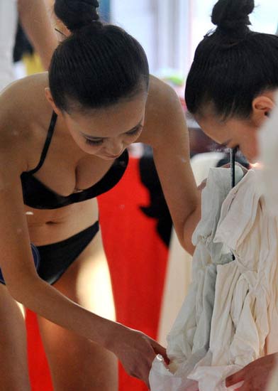 藝考面面觀之辛酸史 18歲女生騙外婆萬(wàn)元抽脂 藝考面面觀之辛酸史 18歲女生騙外婆萬(wàn)元抽脂