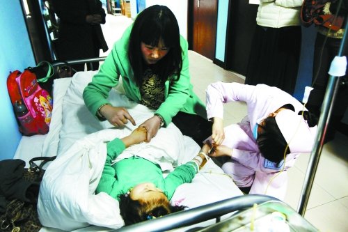 飛來橫禍 兩名小學(xué)生被路邊兩米高圍墻壓倒 飛來橫禍 兩名小學(xué)生被路邊兩米高圍墻壓倒