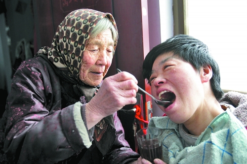 78歲婆婆照顧重病兒媳 稱(chēng)其就是自己的親閨女