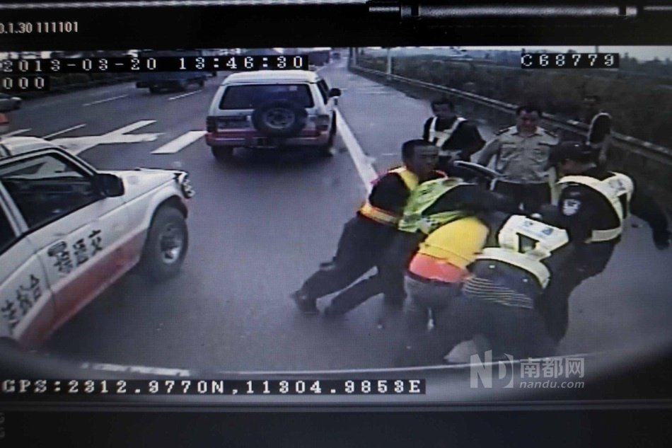 女子鬧市脫光向前男友索債 女子鬧市脫光向前男友索債