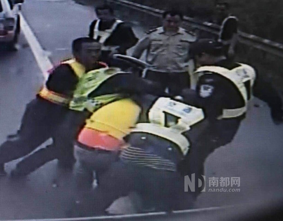 女子鬧市脫光向前男友索債 女子鬧市脫光向前男友索債