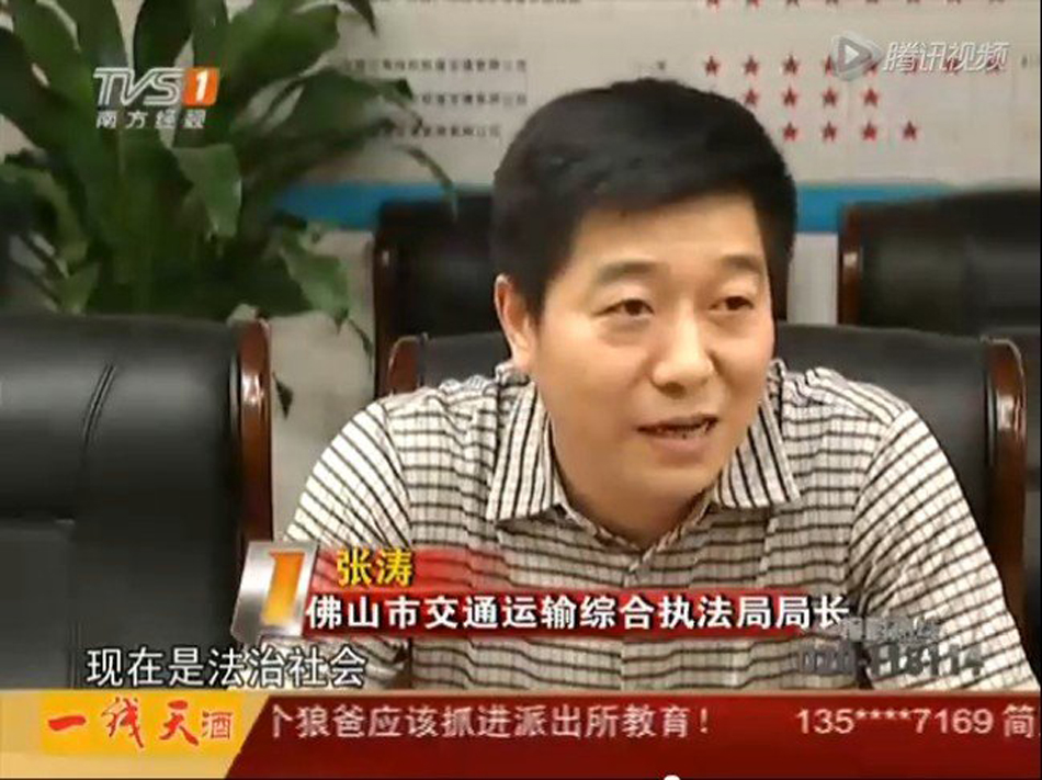 女子鬧市脫光向前男友索債 女子鬧市脫光向前男友索債