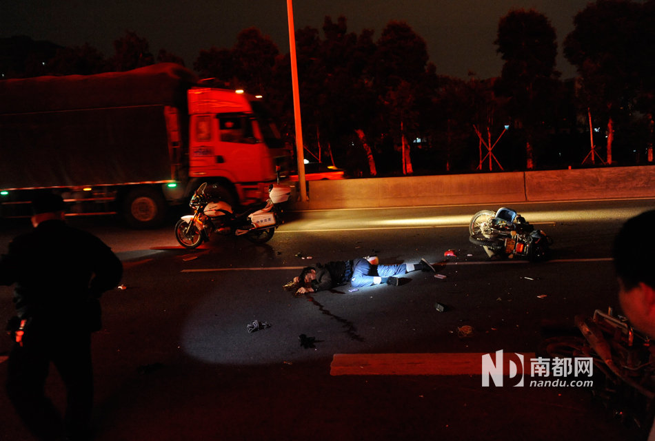 電動車被撞引連環(huán)車禍 電動車被撞引連環(huán)車禍