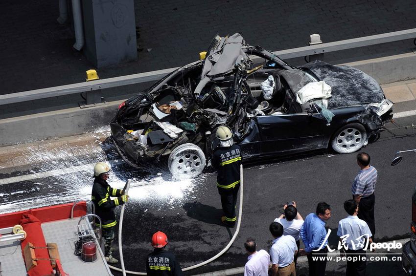 北京大客車追尾碾壓奧迪司機被困車中。