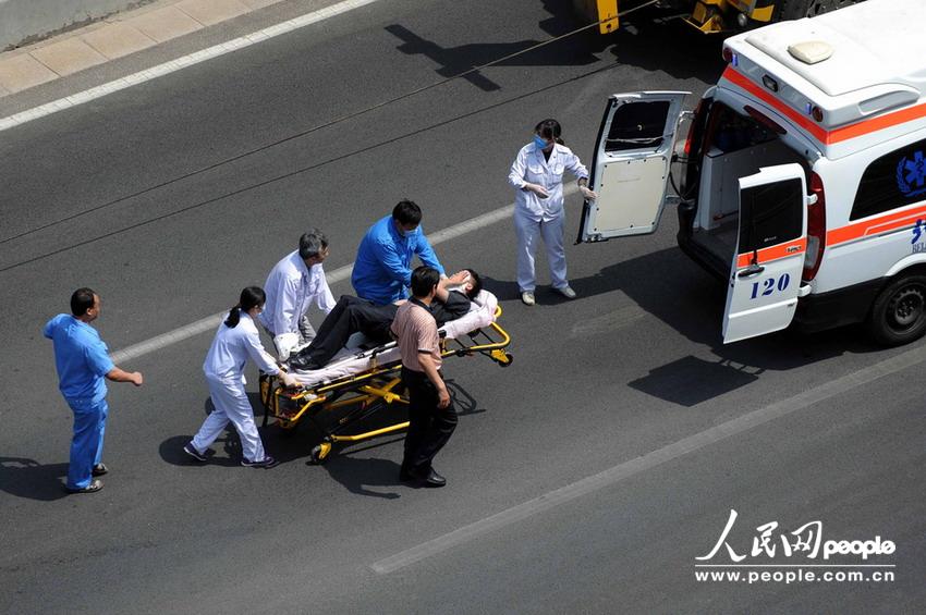 北京大客車追尾碾壓奧迪司機被困車中。