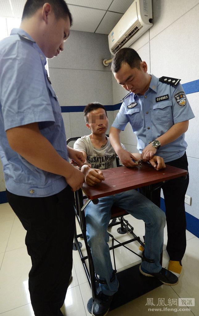 90后癮君子"毒駕"連撞7車(chē)