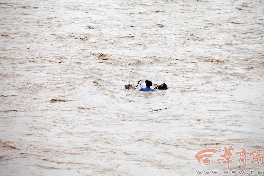 消防官兵試圖將救援的繩索扔到河中央，然而嘗試幾次都失敗。此時(shí)，河水已經(jīng)淹沒(méi)到四周，男子在一平方米的“