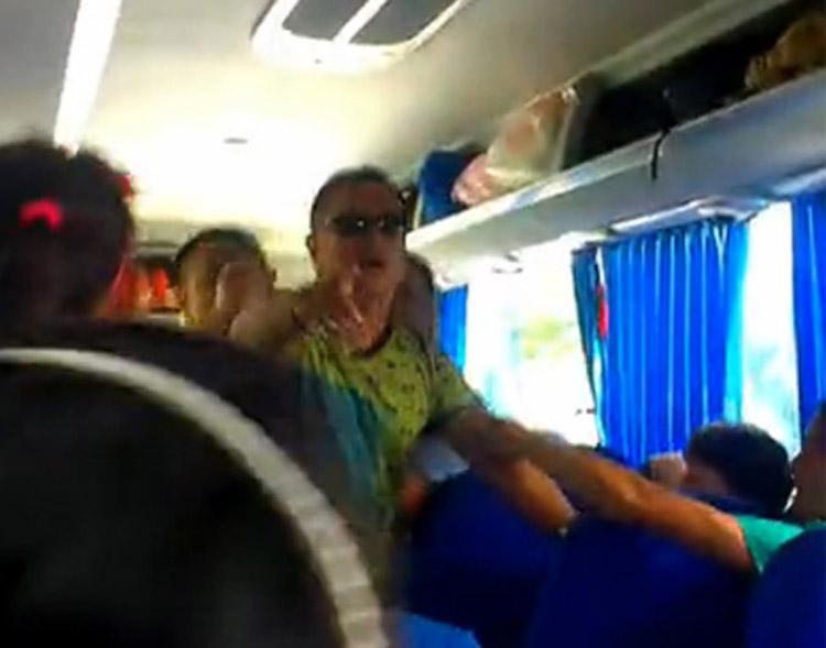 導游持刀逼購物:“不買弄死你” 導游持刀逼購物:“不買弄死你”