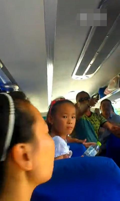 導游持刀逼購物:“不買弄死你” 導游持刀逼購物:“不買弄死你”