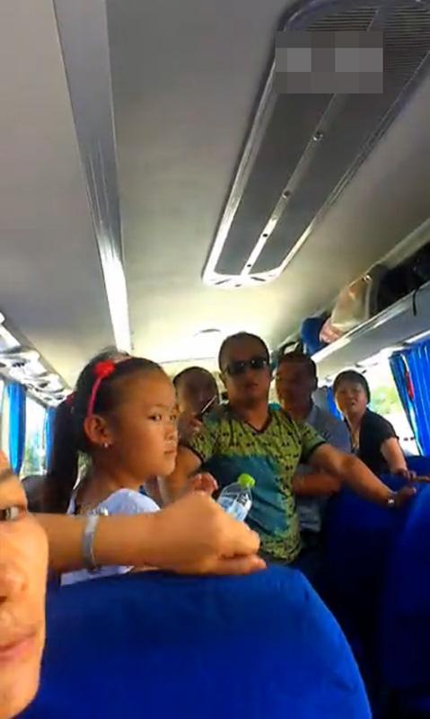 導游持刀逼購物:“不買弄死你” 導游持刀逼購物:“不買弄死你”