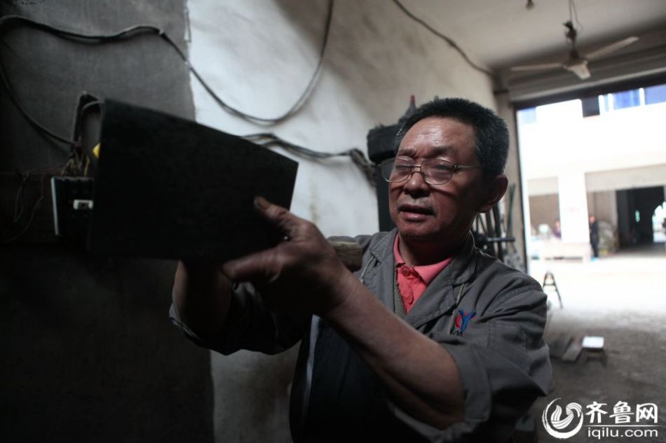 實(shí)拍最后的打鐵匠 一把手工菜刀賺六塊錢