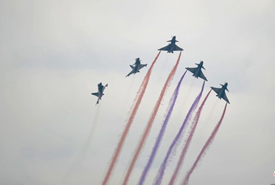 珠海航展 上演機(jī)翼行走