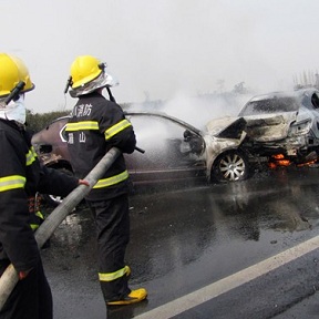 四川成樂(lè)高速6車(chē)追尾