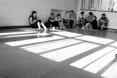 女童的家屬在醫(yī)院走廊中等待。京華時(shí)報(bào)記者趙思衡攝