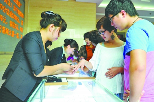 在北上廣等一線城市，鉆戒價(jià)格與國際接軌，價(jià)格不高，引發(fā)市民搶購潮。