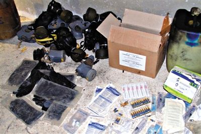 24日，敘利亞政府對(duì)外展示在大馬士革朱巴爾區(qū)破獲的反對(duì)派軍火庫(kù)中的化學(xué)制劑。新華社發(fā)