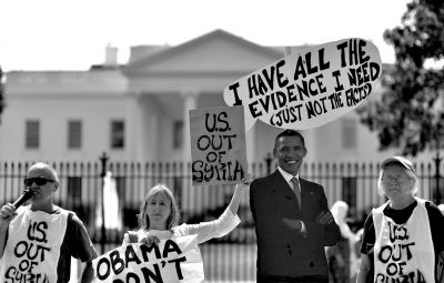 2日，反戰(zhàn)人士在白宮前高舉標(biāo)語，抗議美國可能對(duì)敘動(dòng)武。