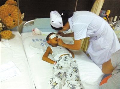 昨日傍晚，山西省眼科醫(yī)院醫(yī)生給斌斌點(diǎn)了兩次“眼藥水”。