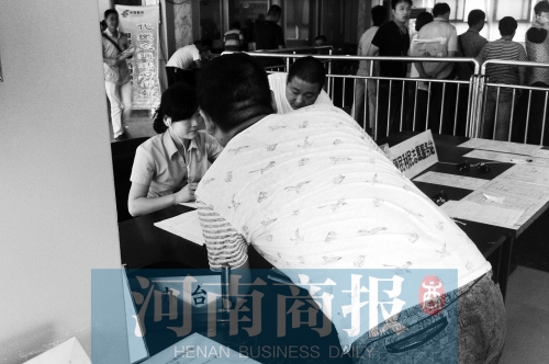 戴著耳機工作，挺“愜意”