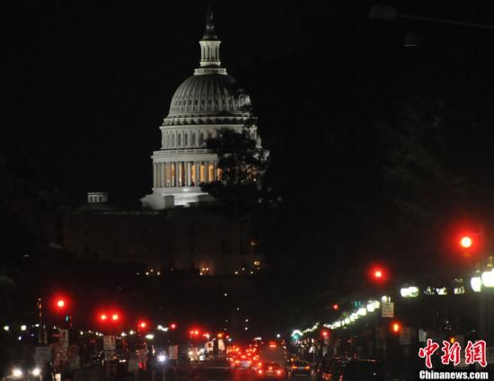 入夜后國會山前警燈一片，加強警戒。中新社發(fā) 德永健 攝
