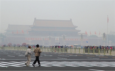 9月29日，游客行走在天安門廣場西側(cè)路上，當(dāng)日霧霾嚴(yán)重。