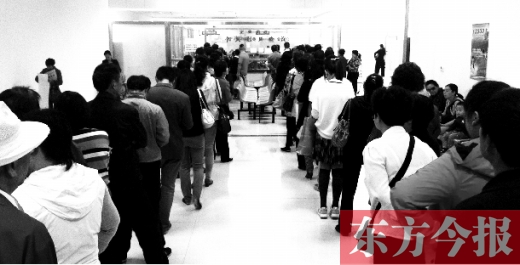 昨日上午，鄭州市社保辦事大廳，辦事的群眾排起長(zhǎng)隊(duì)