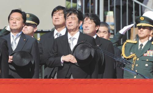 　27日上午，日本首相安倍晉三在琦玉縣的自衛(wèi)隊朝霞訓練場出席陸上自衛(wèi)隊年度閱兵式