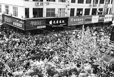 溫州蒼南縣靈溪鎮(zhèn)大門(mén)菜市街聚集上千市民圍堵城管