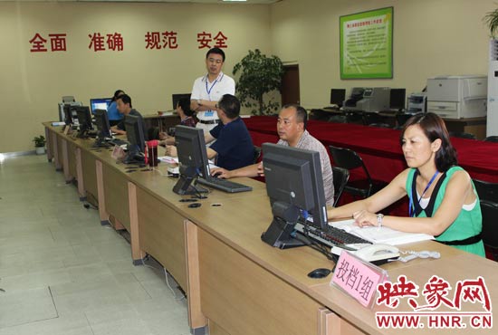 今年我省高招錄取工作正在平穩(wěn)正常開展，圖為投檔組工作人員。