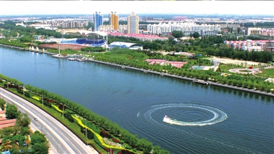 清澈的運(yùn)河水及兩岸綠色。