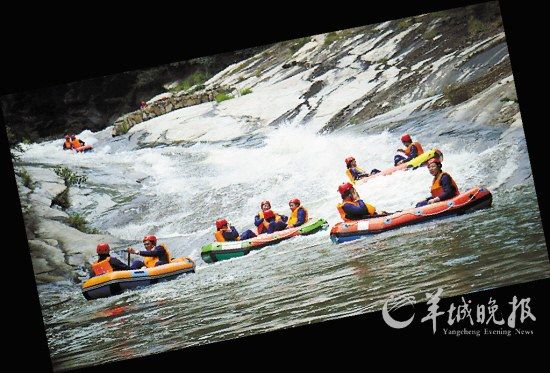 　　湖北紅安縣,游客在對天河漂流。