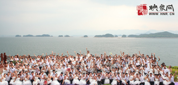 初夏喜宴八方客,千島笑迎粉佳人。