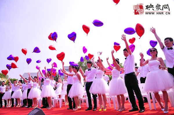 初夏喜宴八方客,千島笑迎粉佳人。