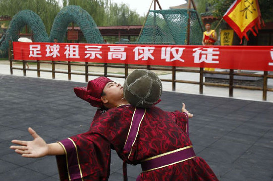 景區(qū)驚現(xiàn)“宋代高俅”欲傳授亞洲球隊(duì)足球技藝 景區(qū)驚現(xiàn)“宋代高俅”欲傳授亞洲球隊(duì)足球技藝