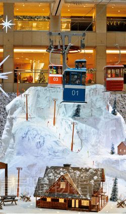為了別出心裁,商場(chǎng)不惜花重金在商場(chǎng)里打造冰雪世界。