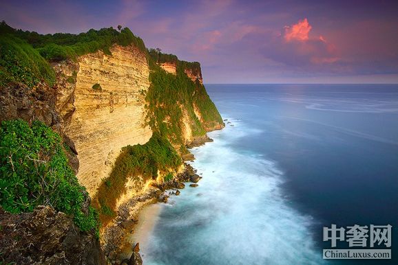 與海浪搏擊 全球十個(gè)最美麗的沖浪勝地