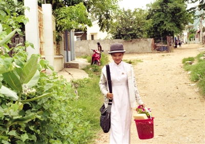 美奈漁村內(nèi),放學歸來的女學生。　拍者　談海敏