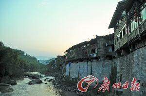 　　夕陽下的古鎮(zhèn)。　