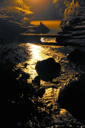 　　夜幕下古鎮(zhèn)江邊。　