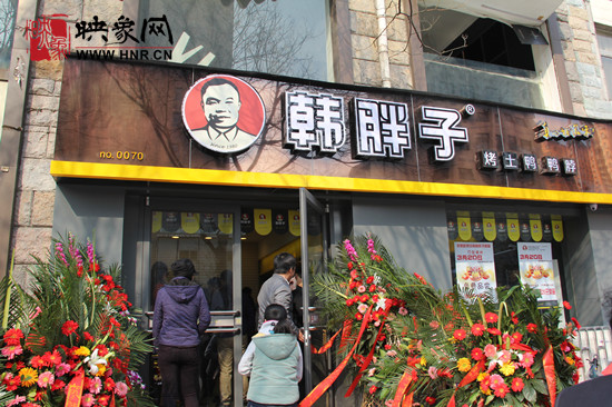 　　“韓胖子”千只茶香雞茶香鴨捐贈環(huán)衛(wèi)工人、農(nóng)民工學(xué)子和鄭州市社會福利院。