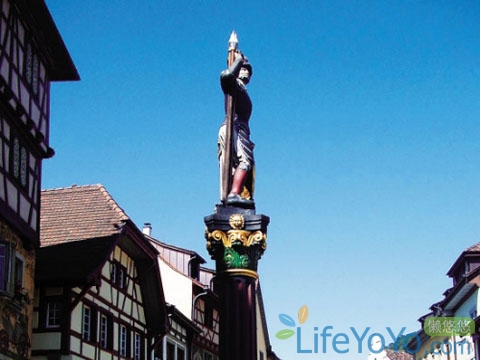 　　在那個(gè)春日艷陽的午后,一艘白色的游船在幽藍(lán)的圖恩湖上緩行。