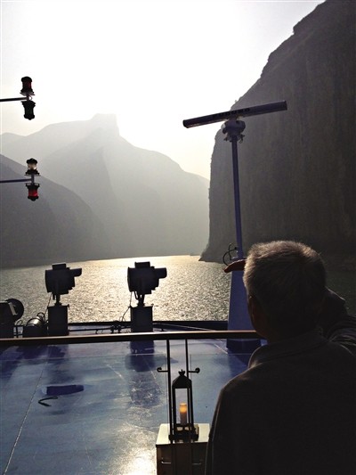 　　游客在游輪上遠(yuǎn)眺三峽風(fēng)光。