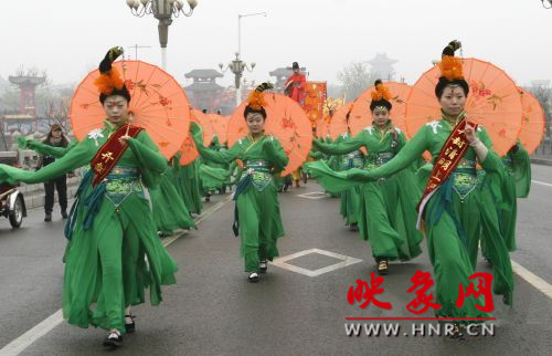 　　3月30日上午,開封市舉行2013中國(開封)清明文化節(jié)踏春巡游活動?！?　　